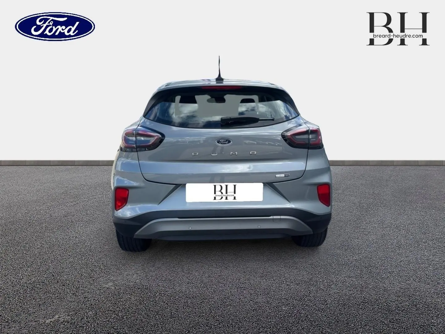 Vue arrière d'une Ford Puma 2023 gris Solar métallisé avec feux LED et becquet arrière visible.