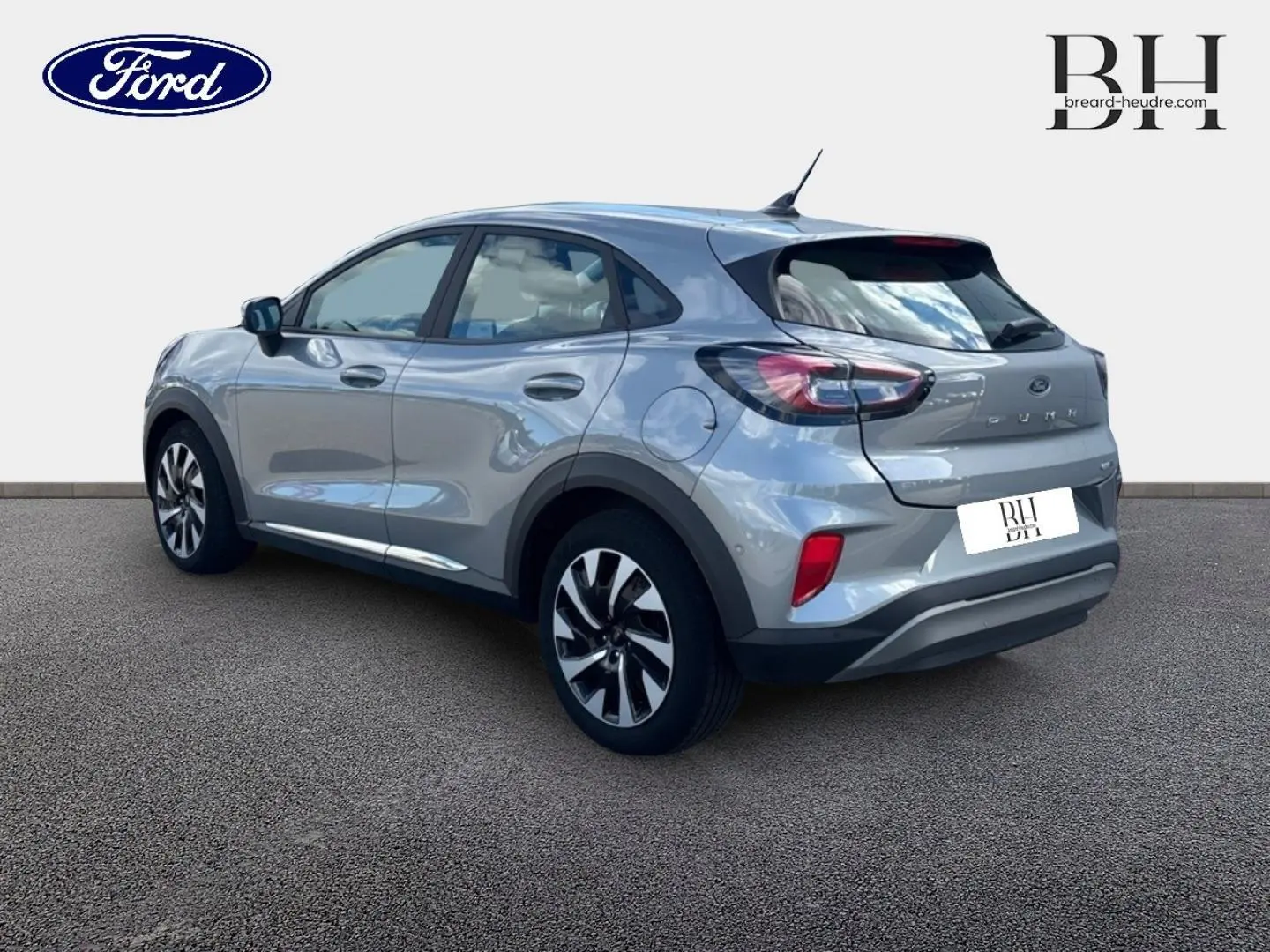 Vue 3/4 arrière droite du Ford Puma 2023 gris Solar métallisé avec jantes alliage et feux arrière LED distinctifs.