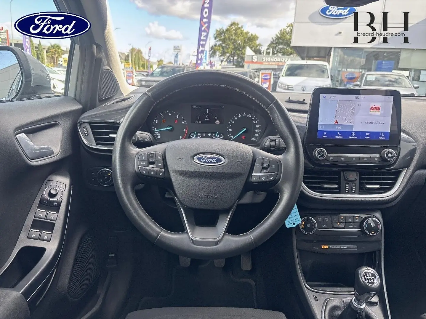 Vue intérieure centrée sur le volant multifonction et l’écran tactile du Ford Puma 2023, avec tableau de bord noir.