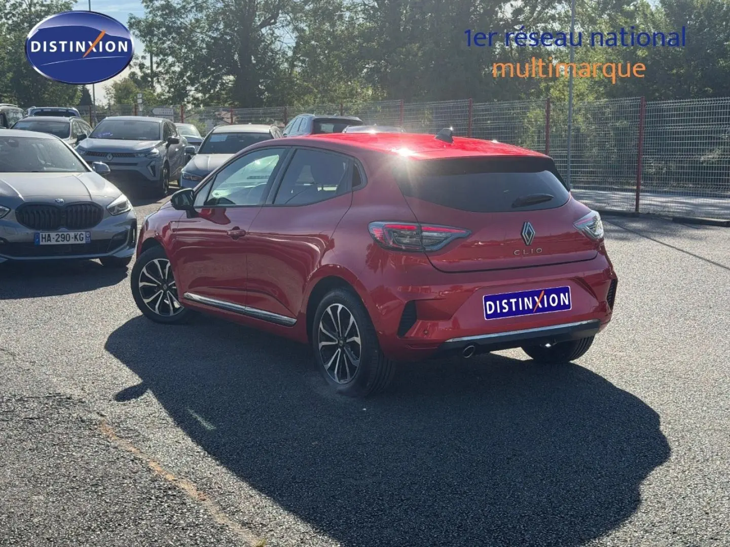 Vue 3/4 arrière droite d'une Renault Clio orange Valencia avec jantes alu et vitres arrière surteintées.