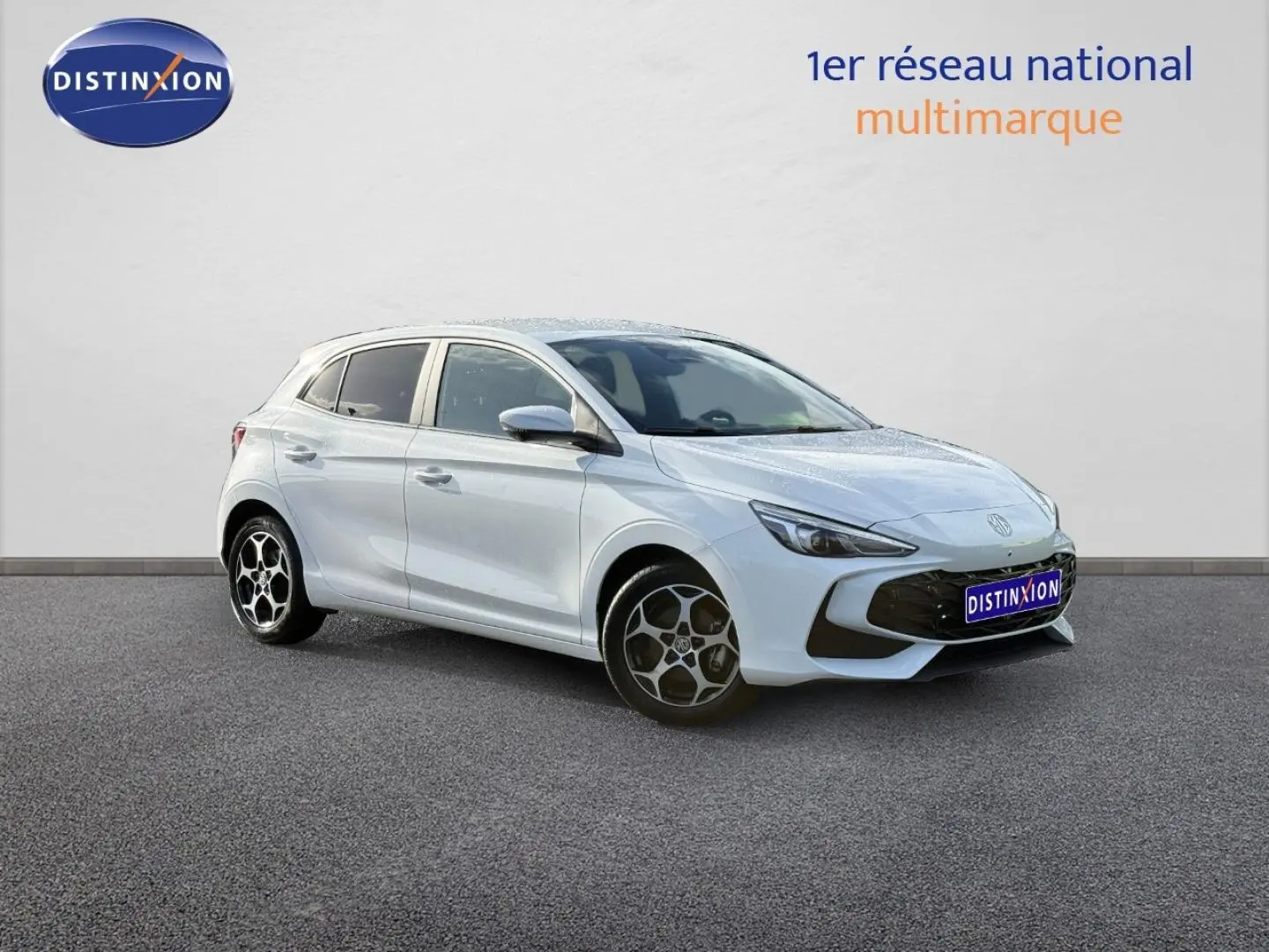 Vue 3/4 avant droite d'une MG3 blanche 2025 avec jantes alu et calandre noire distinctive.