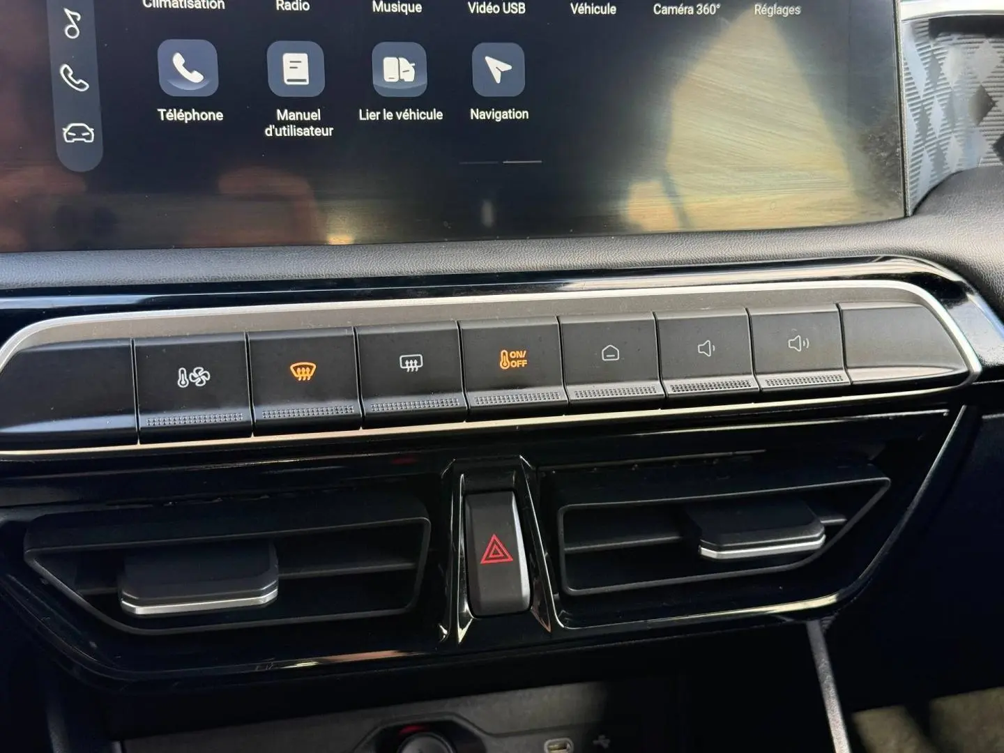 Vue rapprochée de la console centrale noire avec commandes climatisation et écran tactile du MG3 blanc 2025.