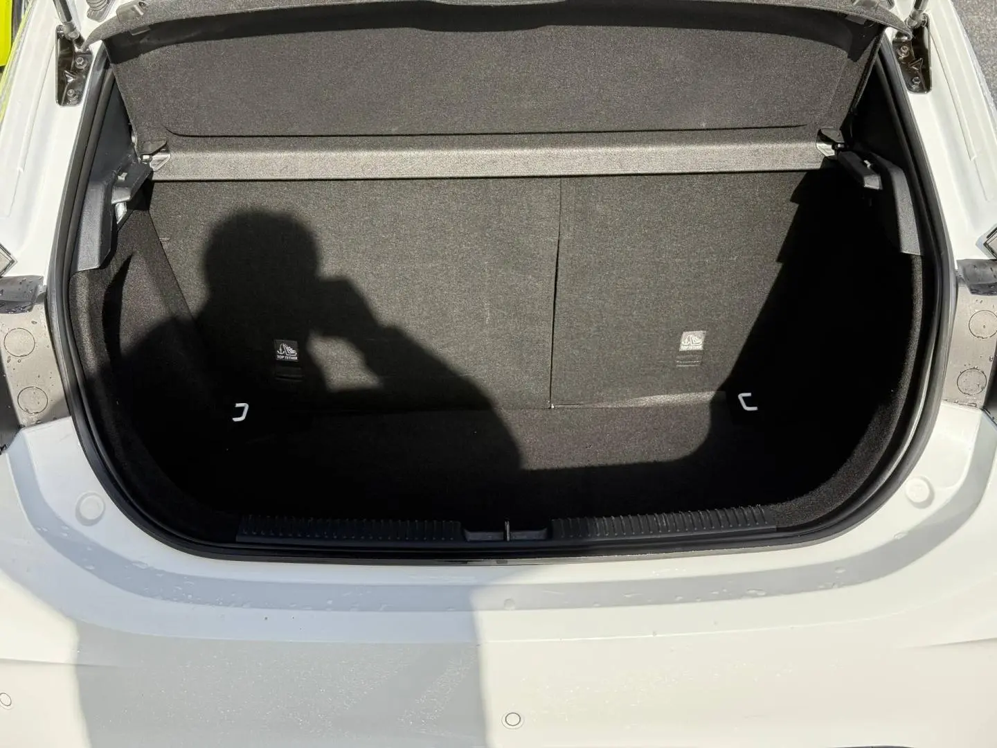 Coffre ouvert vu de face d'une MG3 blanche 2025, montrant l'espace de rangement intérieur noir.