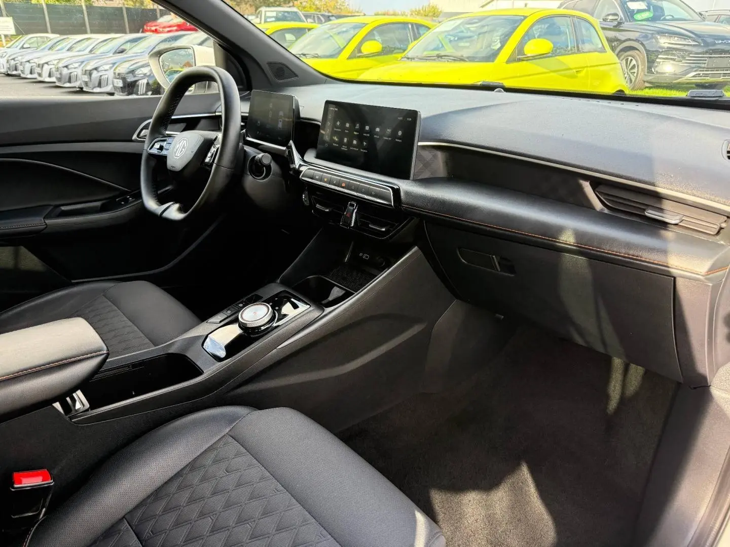 Intérieur noir du MG3 1.5 Hybrid+ 195ch Luxury vu côté passager avec tableau de bord moderne et écran tactile.
