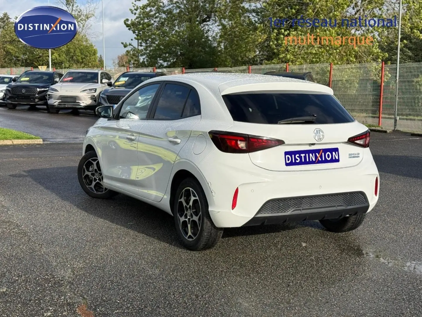 Vue 3/4 arrière droite d'une MG3 blanche 2025 avec vitres arrière surteintées et jantes alu distinctives.