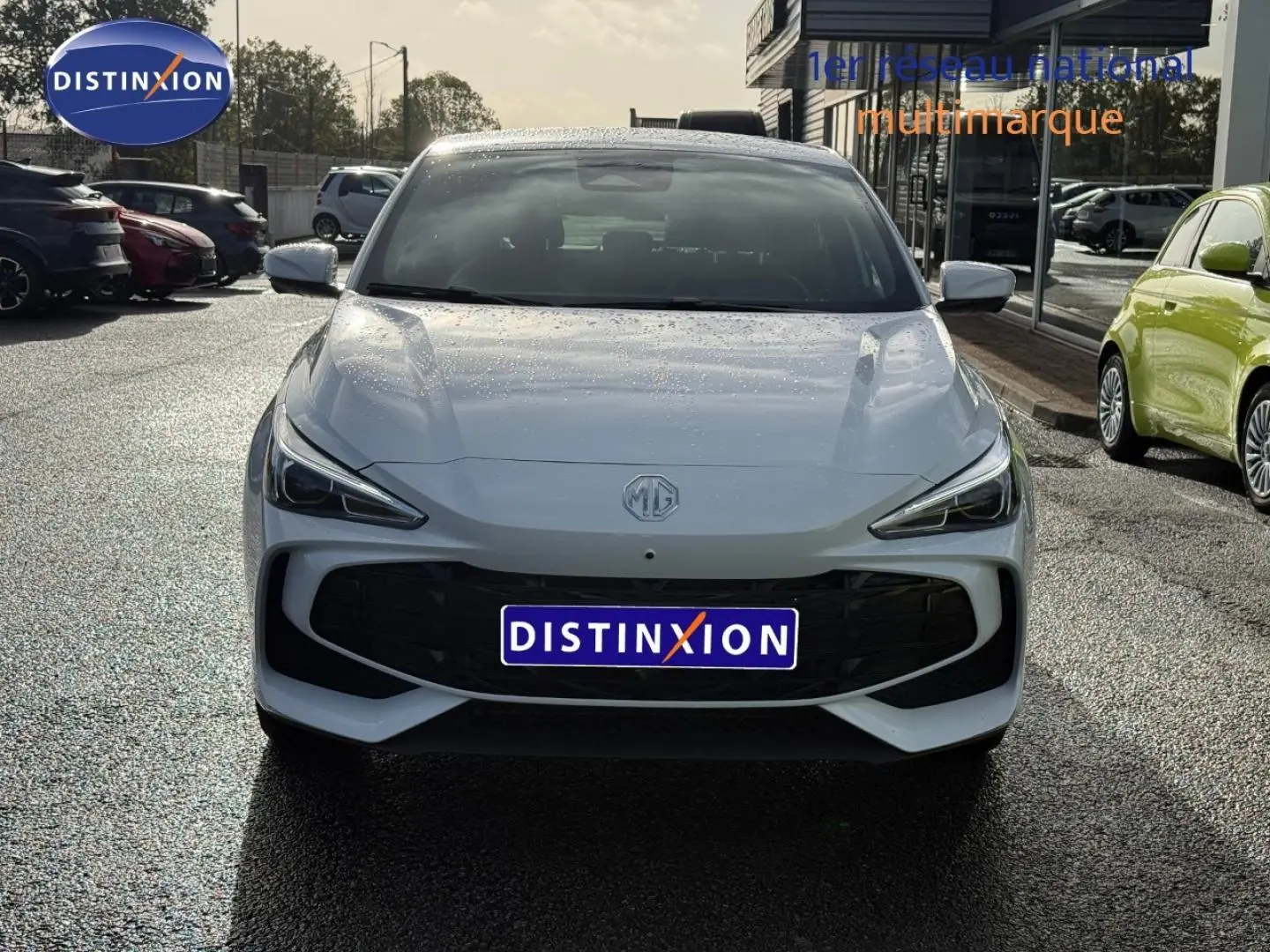 Vue frontale d'une MG3 1.5 Hybrid+ 195ch Luxury blanche avec calandre noire et phares LED fins.