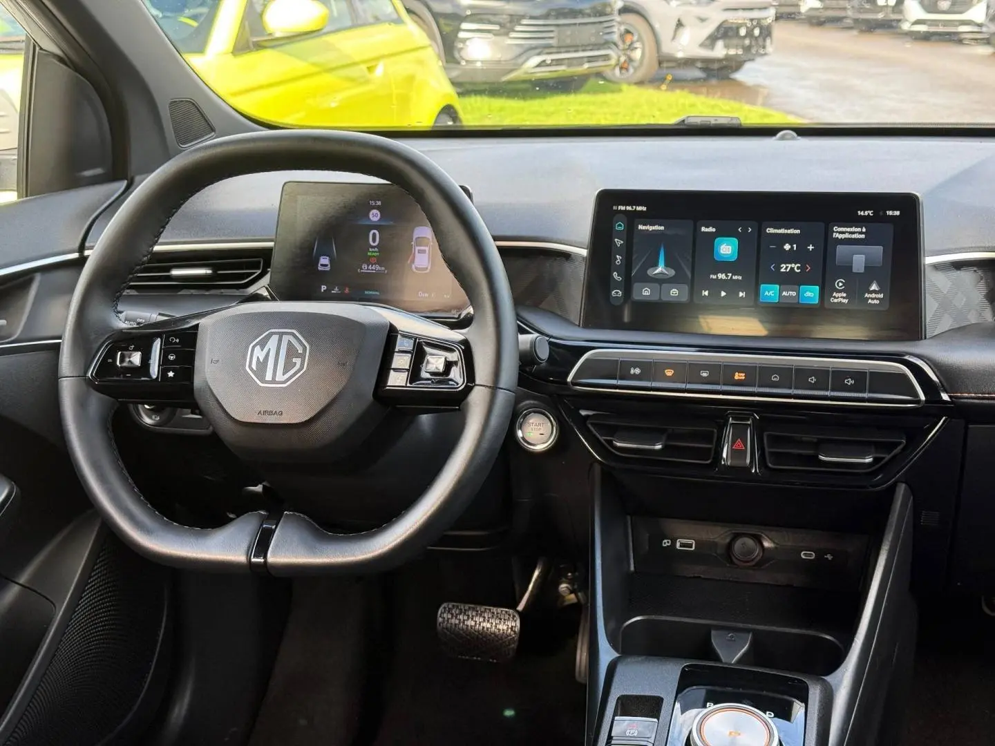Vue intérieure frontale du tableau de bord noir du MG3 1.5 Hybrid+ 195ch Luxury avec écran tactile et volant multifonction.