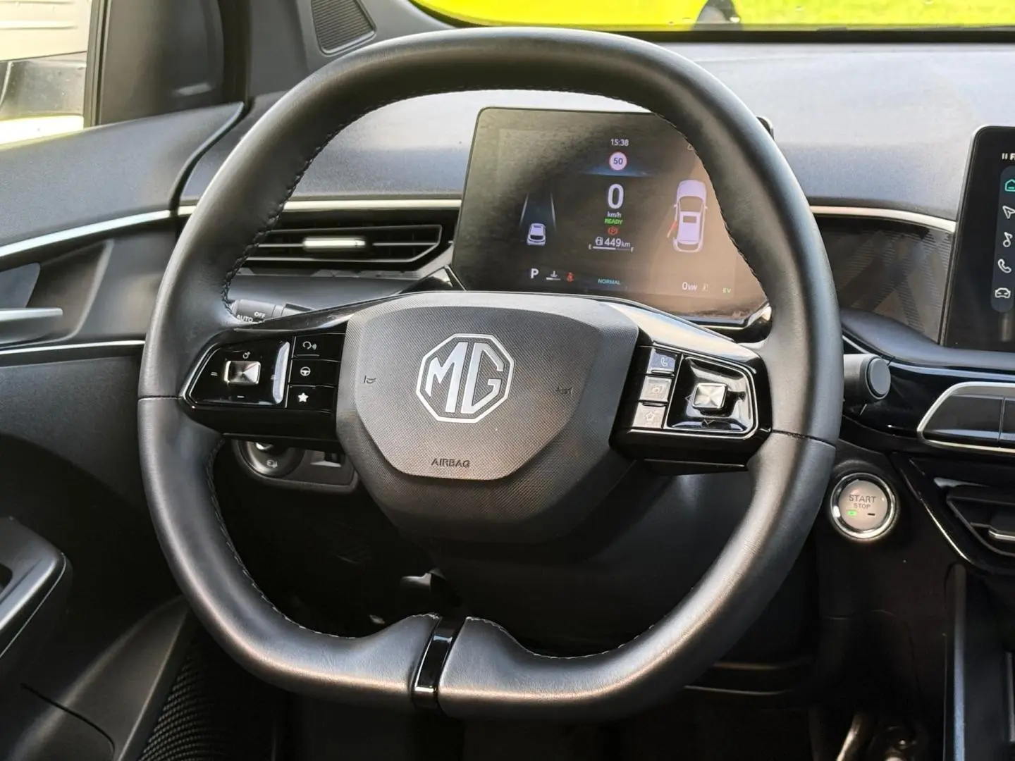 Vue rapprochée du volant cuir noir multifonction MG d'une MG3 1.5 Hybrid+ 195ch Luxury avec écran numérique derrière.