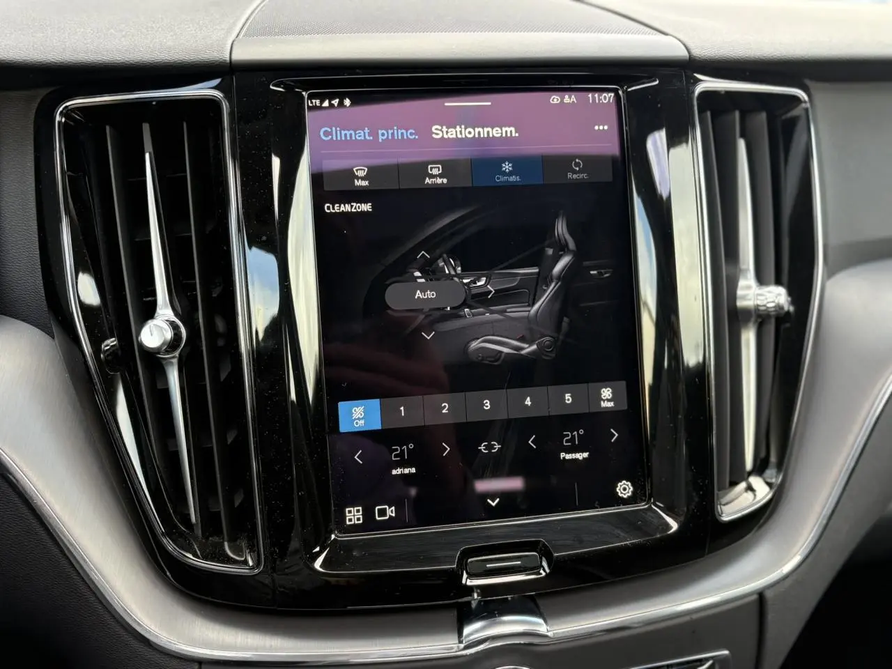 Écran tactile central du tableau de bord du Volvo XC60 gris Silver, avec commandes climatisation affichées.