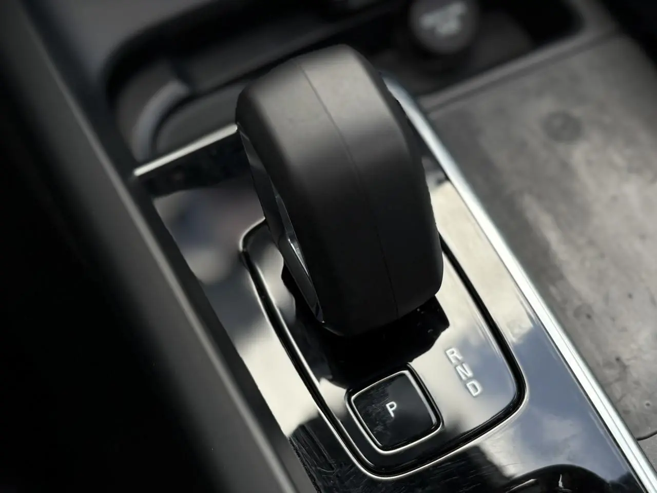 Le levier de vitesse automatique noir du Volvo XC60 T6 AWD PHEV 350 Plus Style Chrome en gros plan.