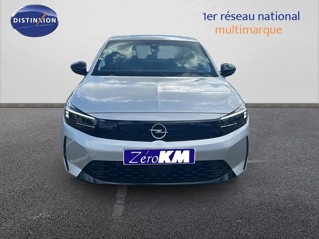 Vue frontale d'une Opel Corsa 2025 gris kristal metal avec calandre noire et phares LED allumés.