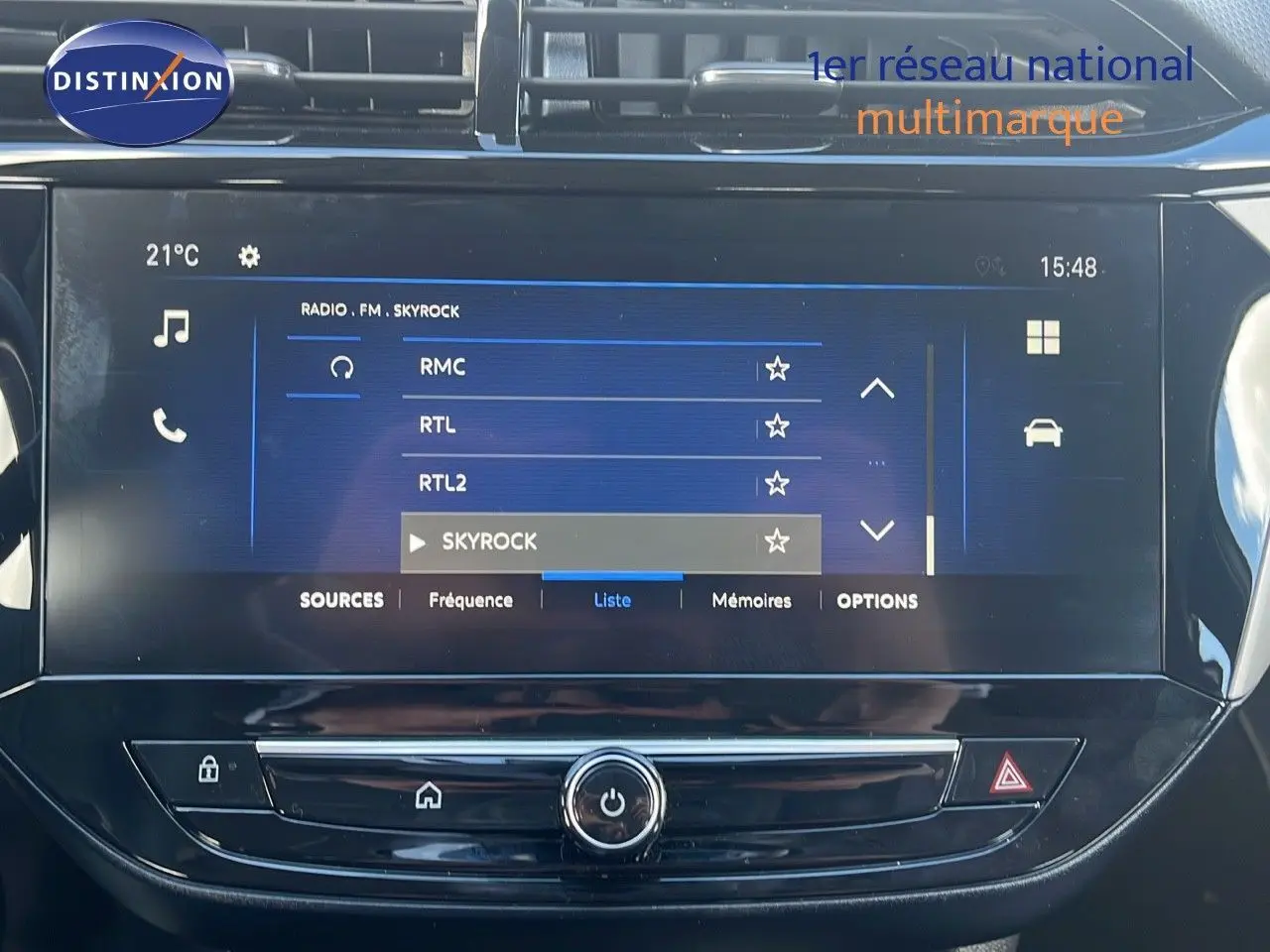 Écran tactile central de l'Opel Corsa gris kristal métal 2025 affichant la radio FM sur Skyrock.