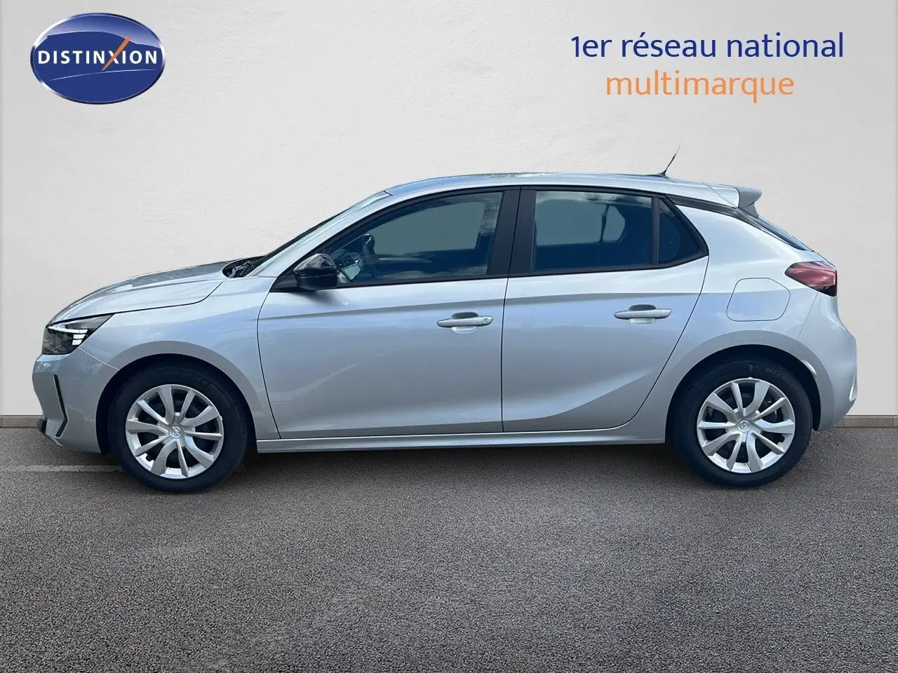 Profil droit d'une Opel Corsa 2025 gris kristal métal, compacte avec lignes fluides et jantes alliage.