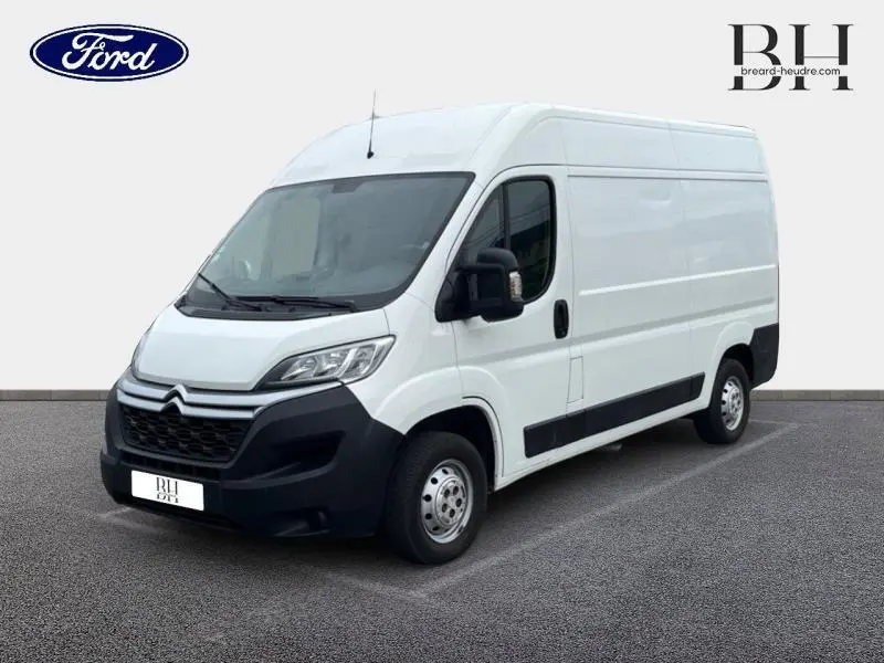 Fourgon Citroën Jumper blanc banquise vu en 3/4 avant droit, avec pare-chocs noir et porte latérale droite visible.