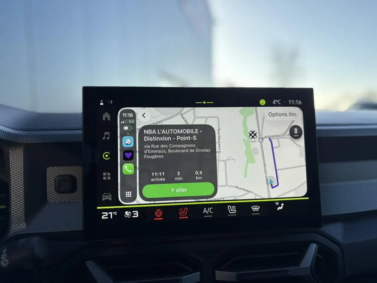 Écran tactile central du tableau de bord du Dacia Duster 2025 affichant la navigation connectée.