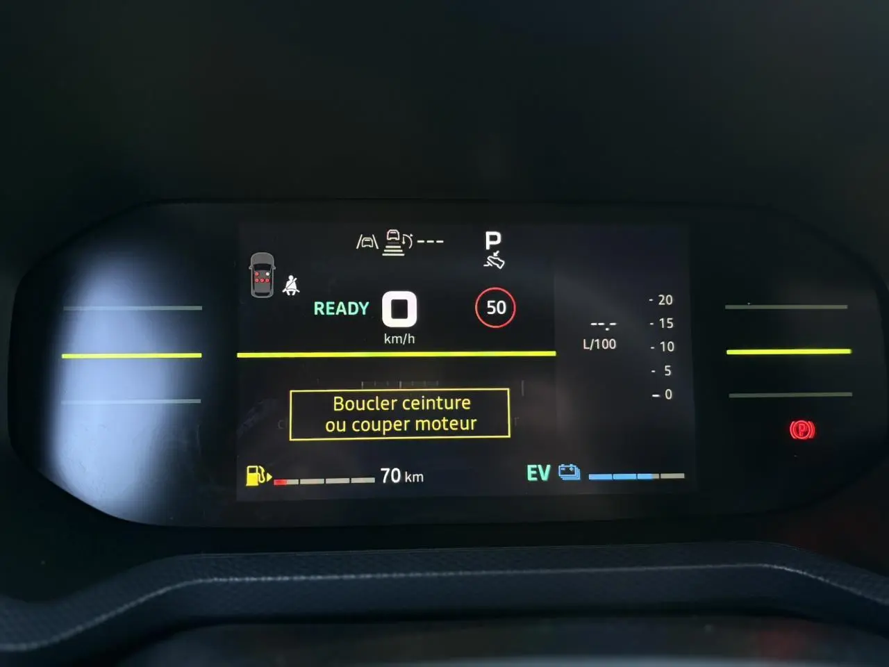 Tableau de bord digital du Dacia Duster 2025 affichant la vitesse à 0 km/h et un message de sécurité ceinture.