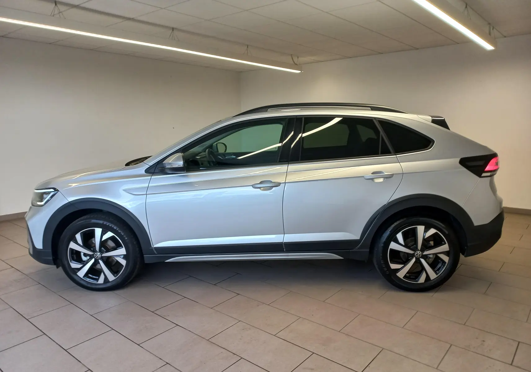 Profil côté gauche du Volkswagen Taigo 2025 en peinture métallisée Reflet d'argent avec jantes alliage Aberdeen 17 pouces.