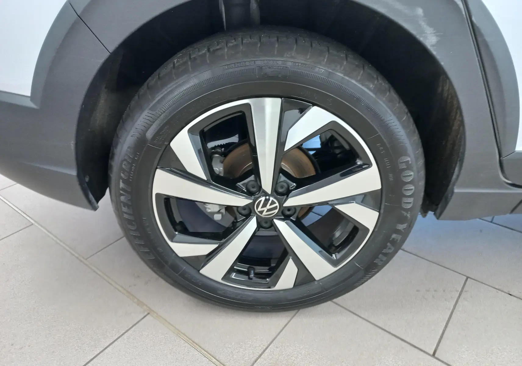 Gros plan sur la jante alliage 17 pouces Aberdeen bicolore du Volkswagen Taigo 2025 couleur Reflet d'argent.