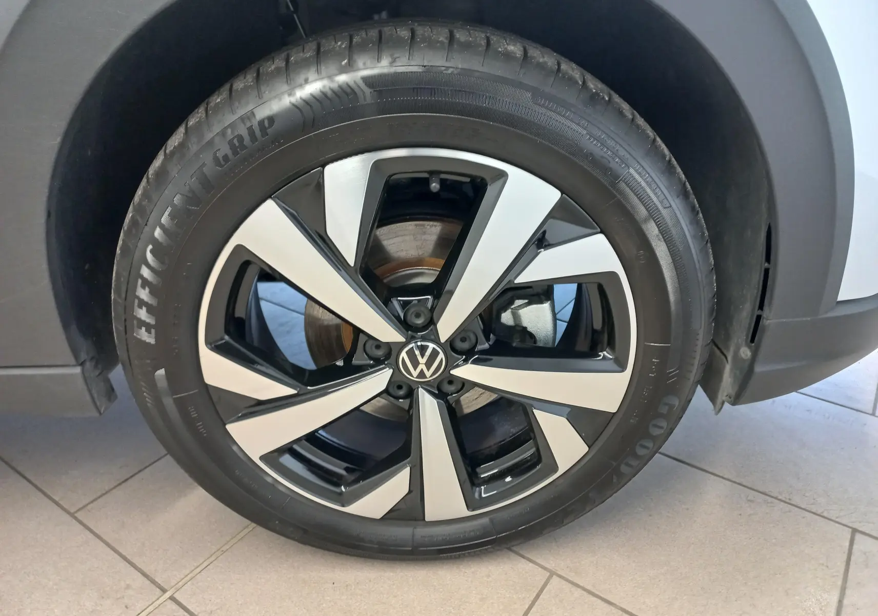 Gros plan sur la jante alliage 17 pouces bicolore du Volkswagen Taigo 2025 couleur Reflet d'argent.