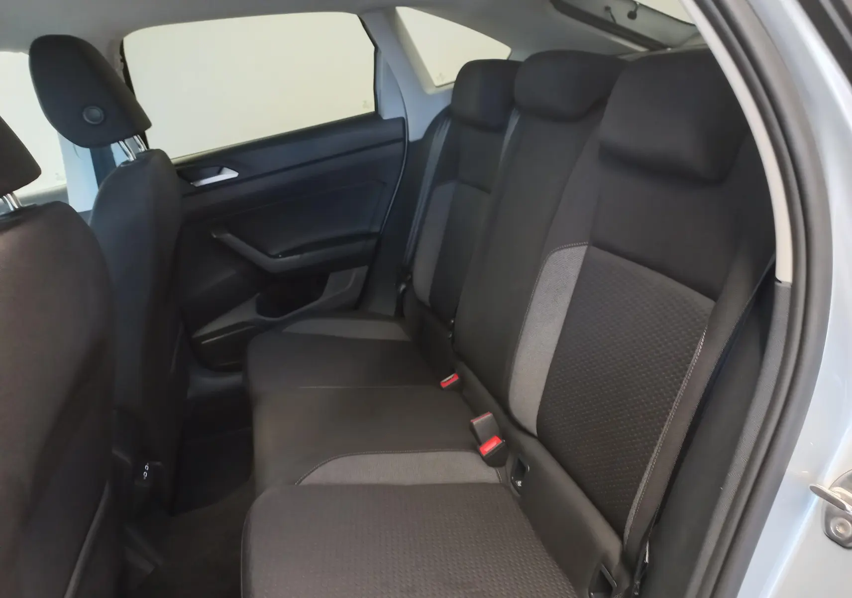 Vue intérieure côté droit des sièges arrière noirs du Volkswagen Taigo 2025, version Reflet d'argent.