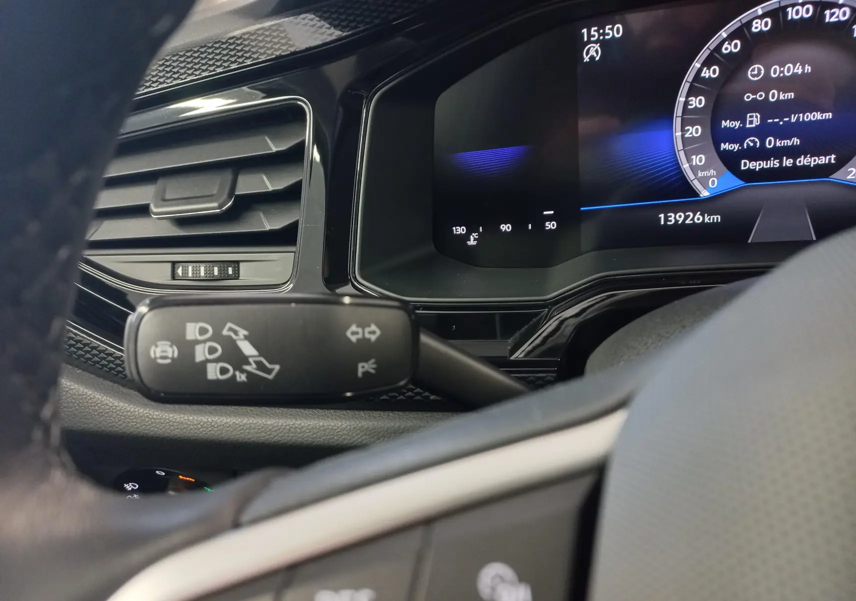 Gros plan sur le combiné d'instruments et la commande de clignotants du Volkswagen Taigo 2025 en intérieur noir.