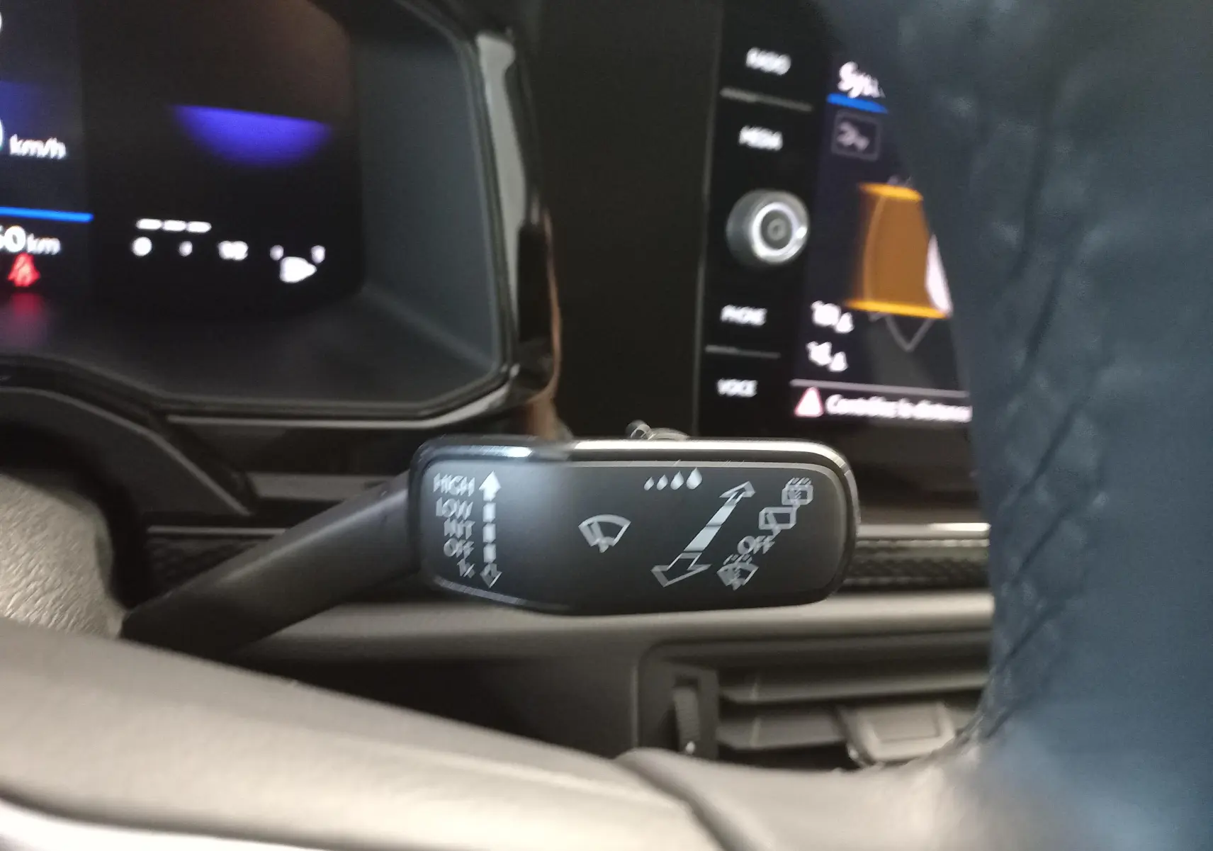 Gros plan sur la commande d’essuie-glace côté gauche du Volkswagen Taigo 2025 couleur Reflet d’Argent, intérieur noir.