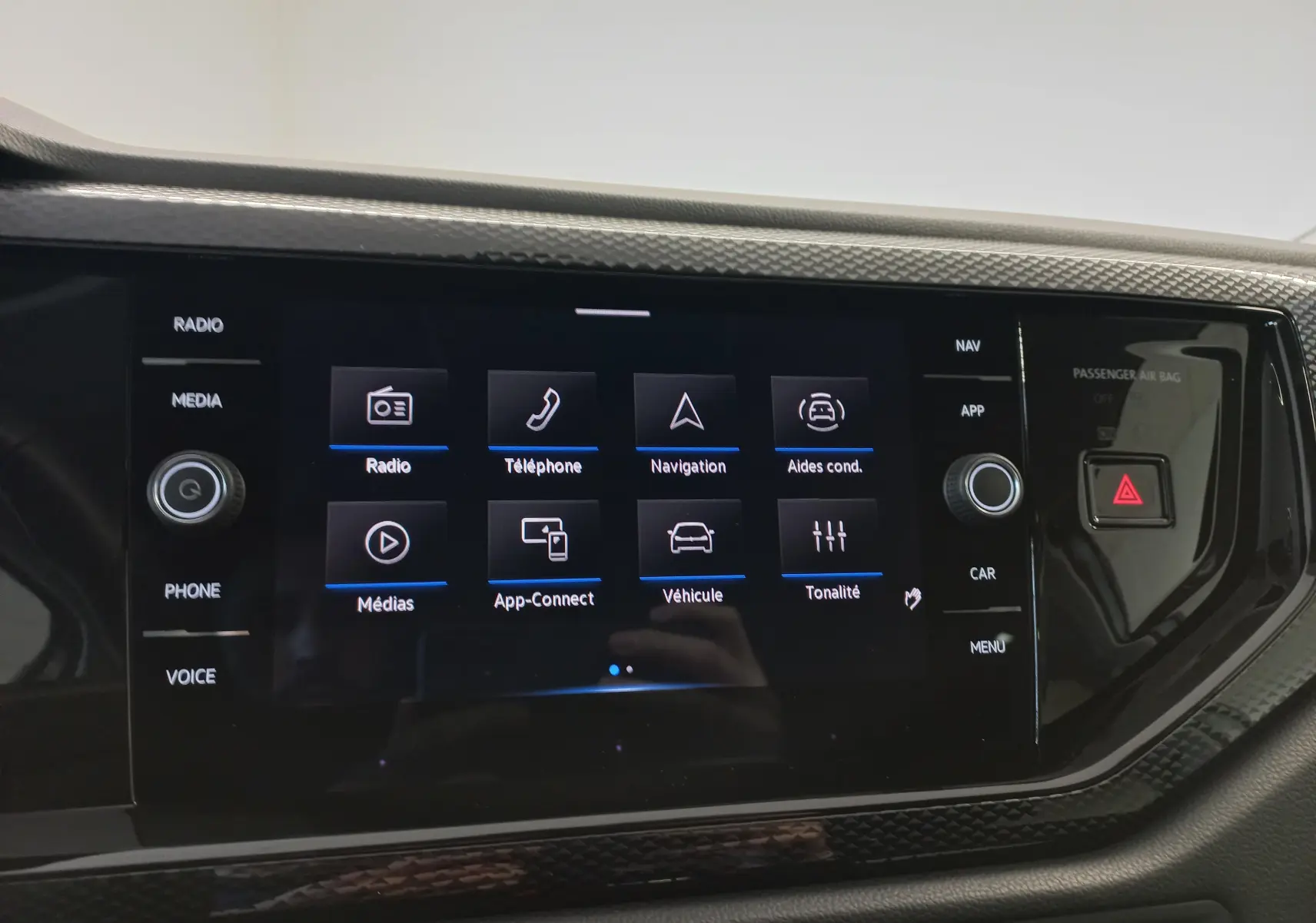 Écran tactile central du Volkswagen Taigo 2025 affichant le menu principal avec commandes multimédia et navigation.