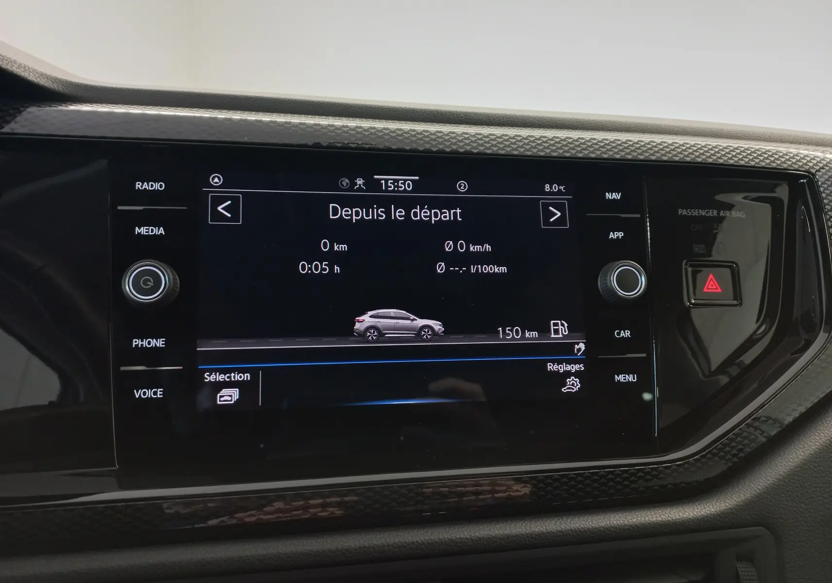 Écran central affichant l'interface multimédia du Volkswagen Taigo 2025 avec vue latérale grise du véhicule.