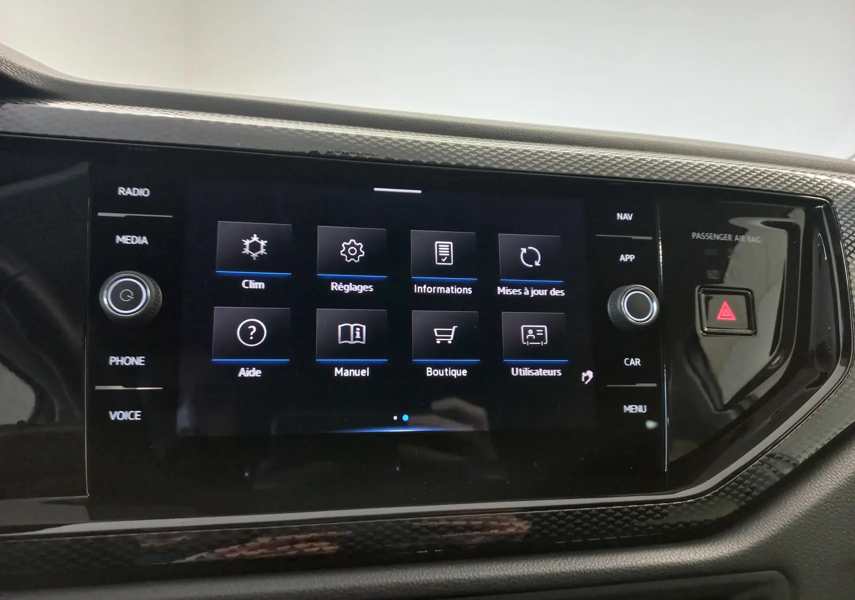 Écran tactile central du Volkswagen Taigo 2025 affichant le menu principal avec commandes climatisation et réglages.