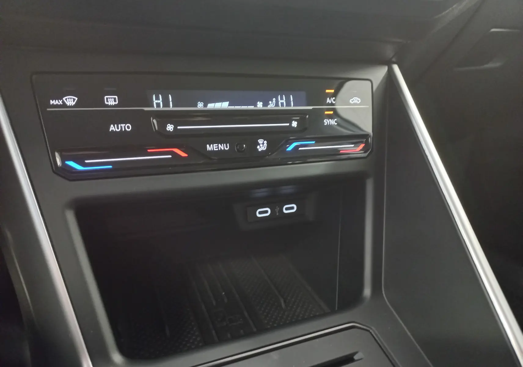 Image intérieure montrant la console centrale avec la climatisation automatique bi-zone et les commandes tactiles du Volkswagen Taigo.