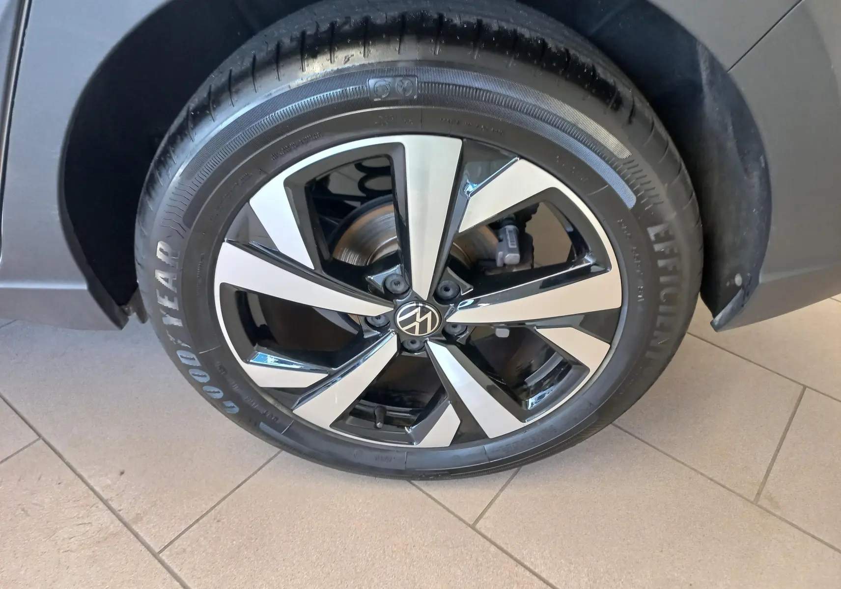 Gros plan sur la jante alliage 17 pouces Aberdeen bicolore du Volkswagen Taigo 2025 en Reflet d'argent.