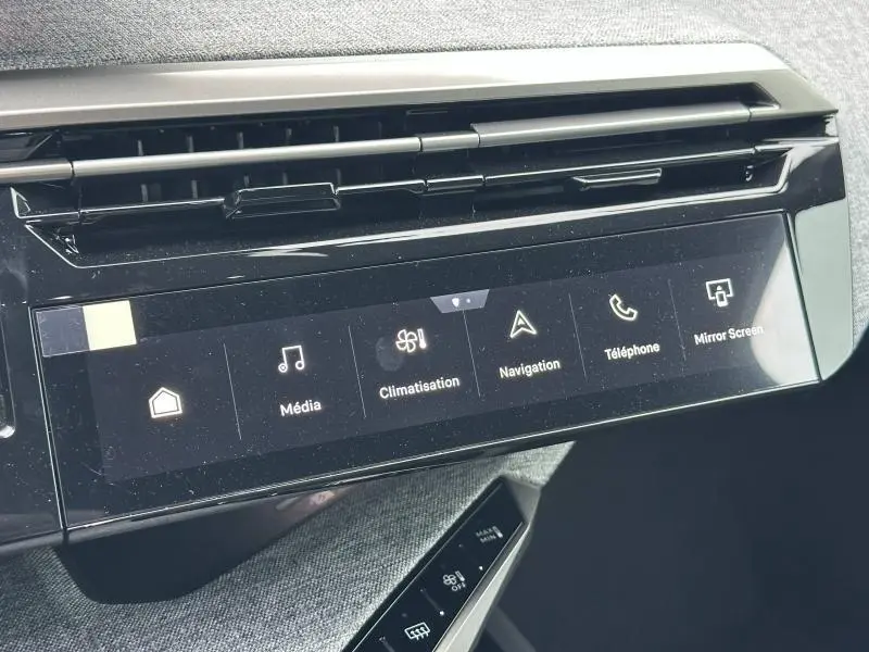 Vue rapprochée de l'écran tactile central et des commandes de climatisation du Peugeot 3008 bleu hybride 2025.