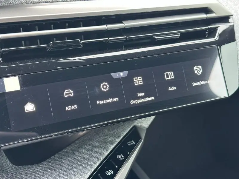 Écran tactile central affichant les menus ADAS et paramètres dans l'habitacle du Peugeot 3008 bleu 2025.