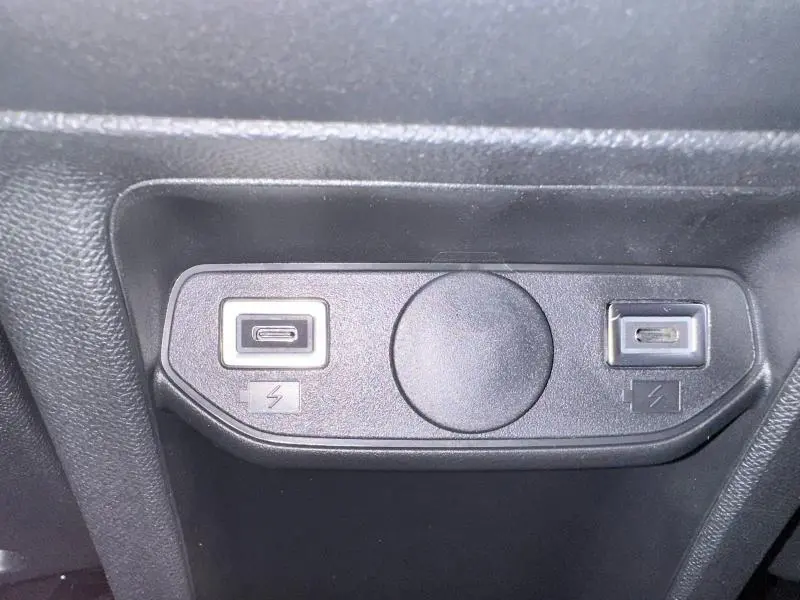 Gros plan sur les ports USB de recharge situés à l'arrière du Peugeot 3008 Hybrid bleu 2025.