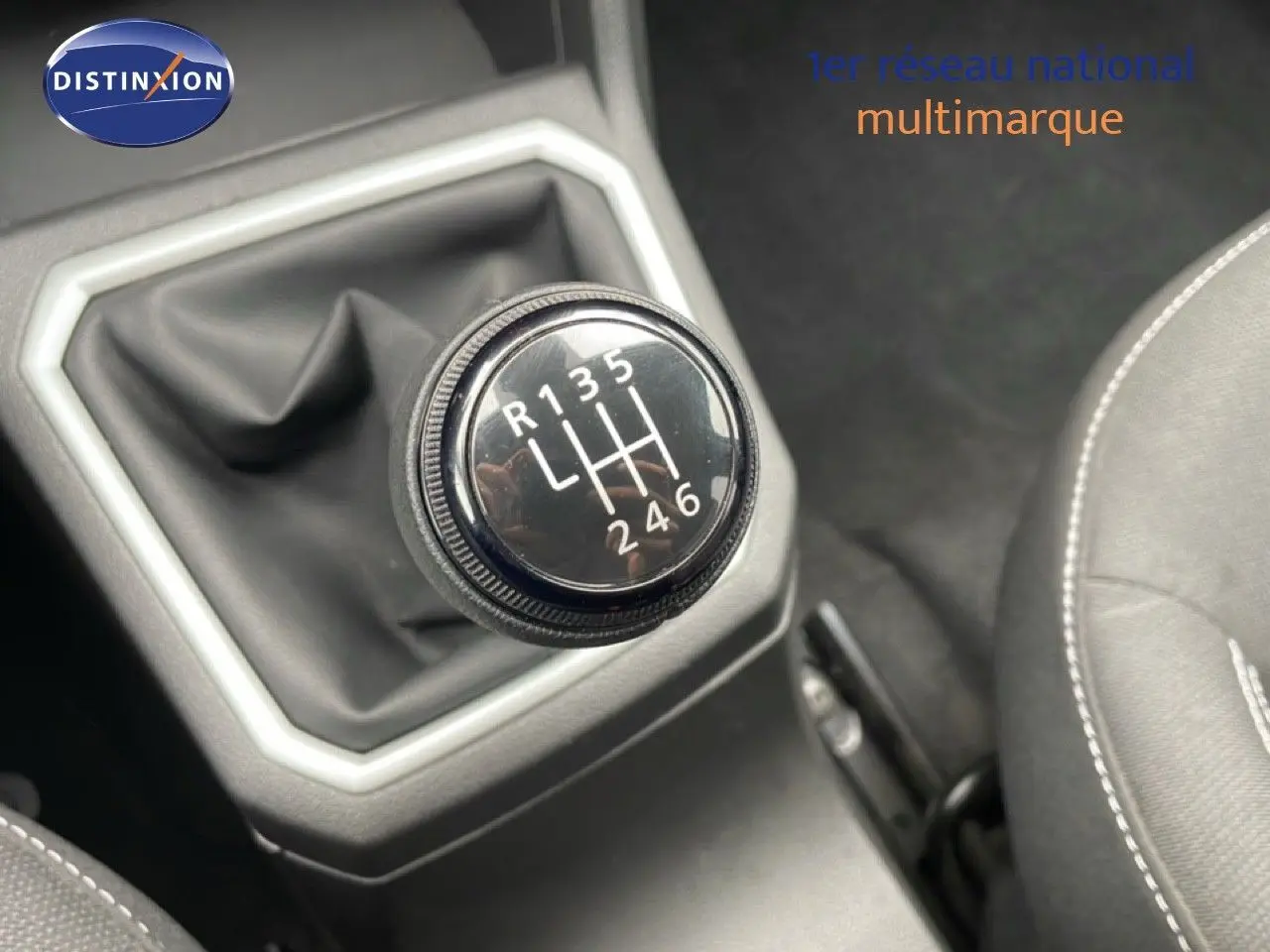 Gros plan sur le levier de vitesses manuel de la Dacia Jogger 2025, finition Expression, intérieur noir.