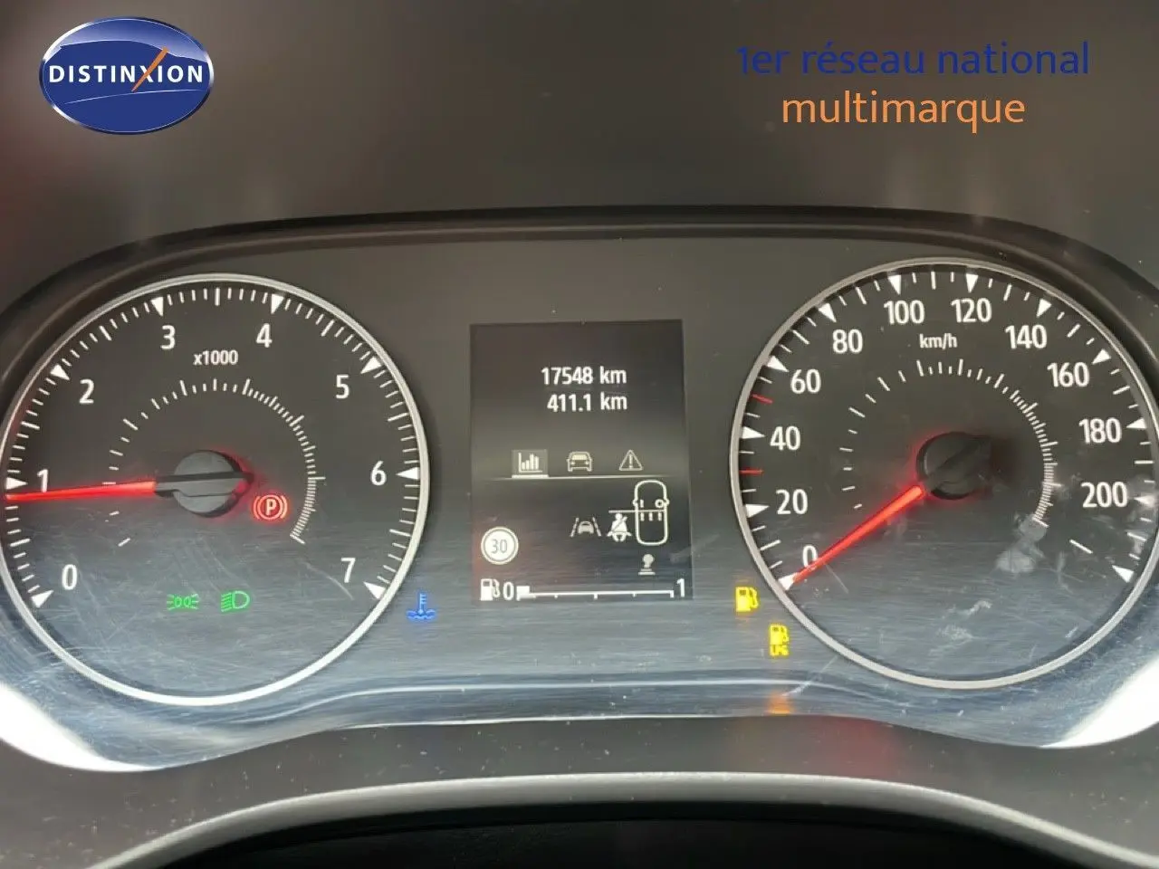 Vue rapprochée du tableau de bord du Dacia Jogger 2025 montrant le compteur et l'odomètre à 17 548 km.