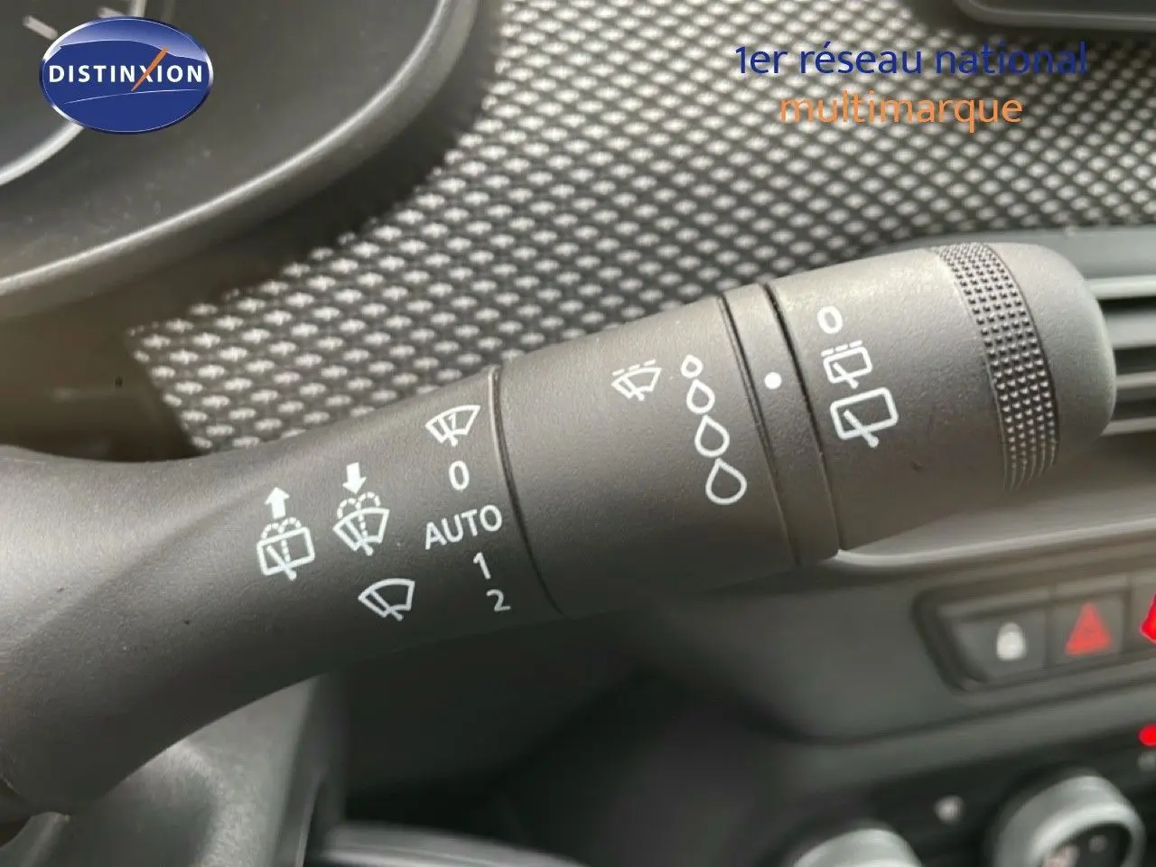 Gros plan sur la commande des essuie-glaces dans l’habitacle du Dacia Jogger 2025, finition Expression.