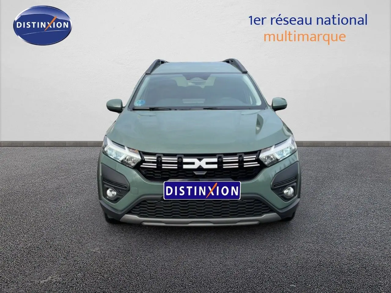 Vue avant d'un Dacia Jogger 2025 kaki lichen avec calandre noire et phares LED allumés.