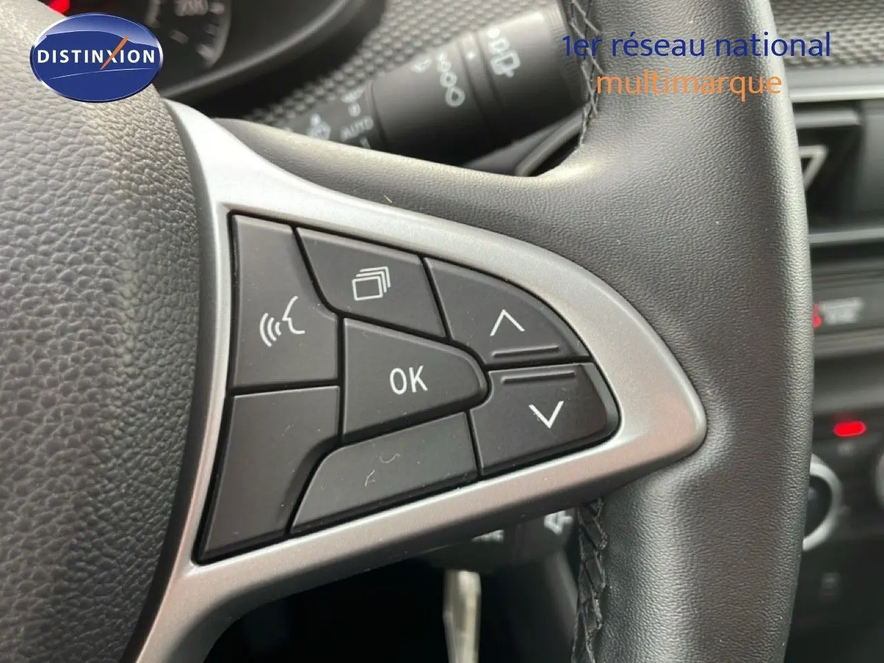 Gros plan sur les commandes multifonctions à droite du volant du Dacia Jogger 2025, intérieur noir.