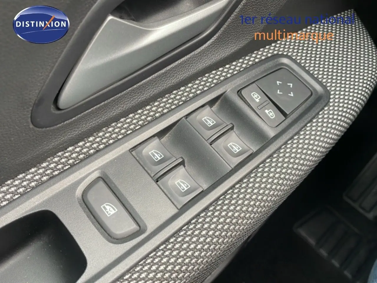 Gros plan sur les commandes des vitres électriques et réglages des rétroviseurs côté conducteur du Dacia Jogger 2025.