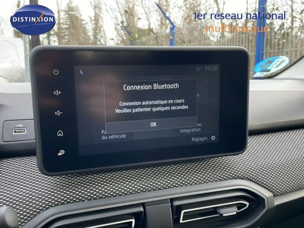 Vue intérieure centrée sur l’écran tactile du tableau de bord du Dacia Jogger 2025, affichant une connexion Bluetooth en cours.