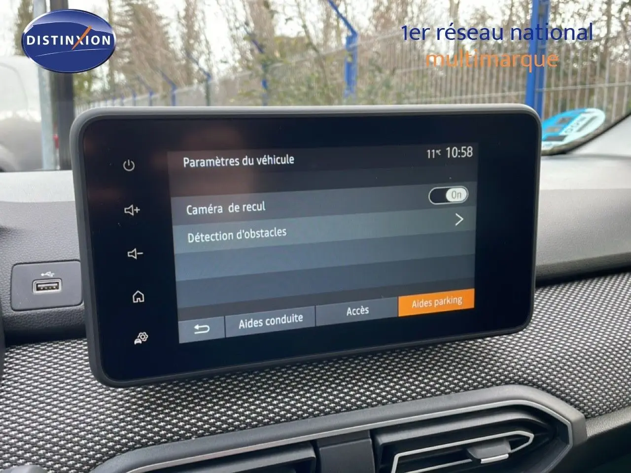 Vue intérieure du tableau de bord du Dacia Jogger 2025, écran tactile affichant les paramètres de caméra de recul.