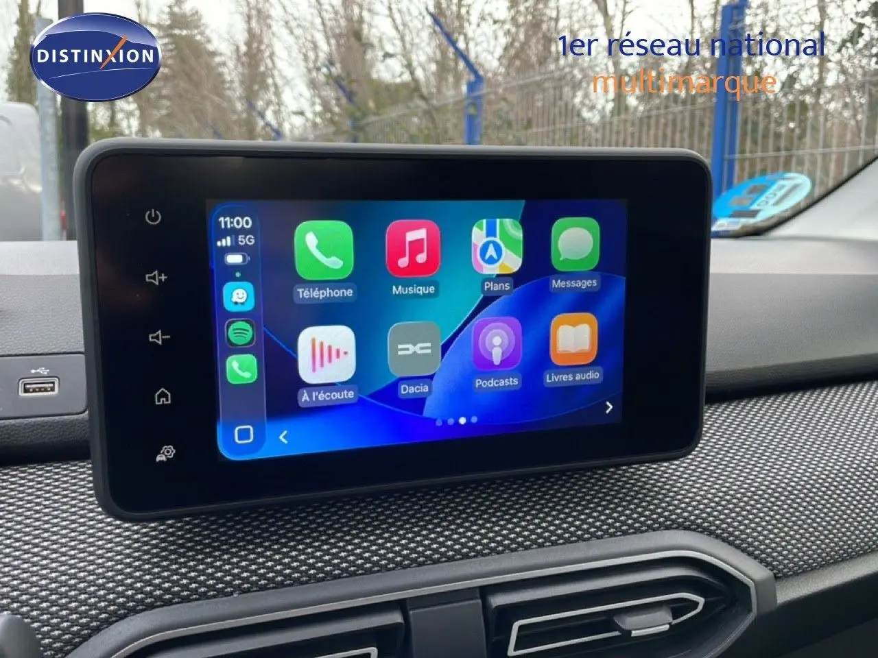 Écran tactile central affichant l’interface multimédia dans l’habitacle du Dacia Jogger 2025.