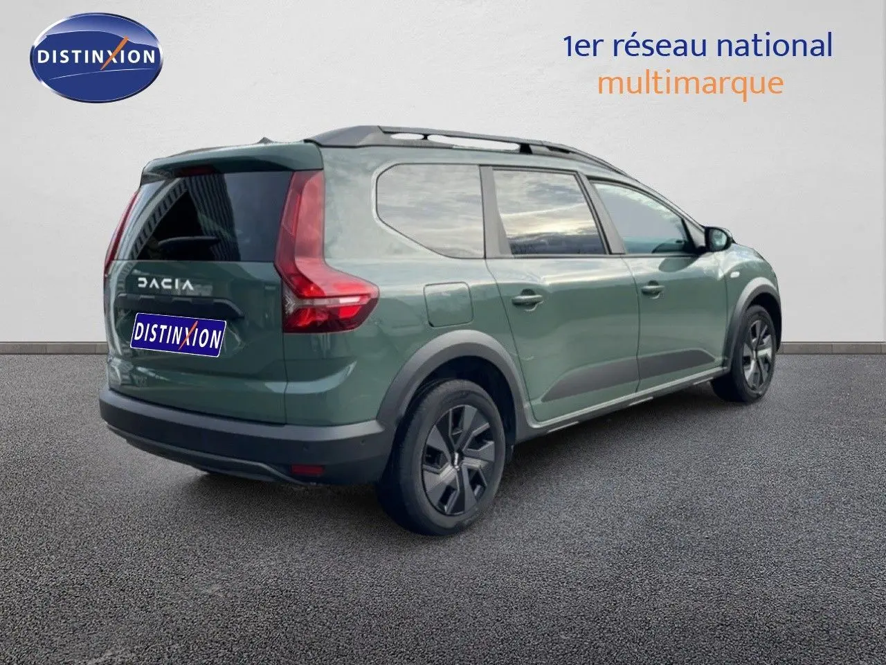 Vue 3/4 arrière droite d'un Dacia Jogger 2025 kaki lichen avec toit noir et feux arrière en forme de L.
