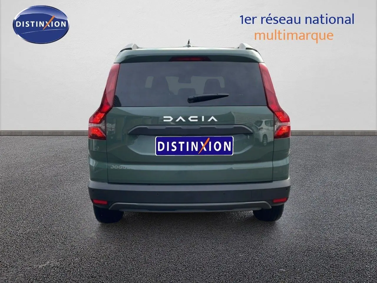 Vue arrière d'un Dacia Jogger 2025 kaki lichen avec feux LED en forme de boomerang et logo distinctif sur hayon.