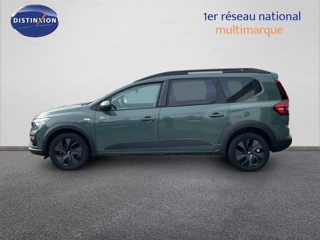 Vue de profil côté gauche du Dacia Jogger 2025 en kaki lichen avec jantes noires et toit noir.