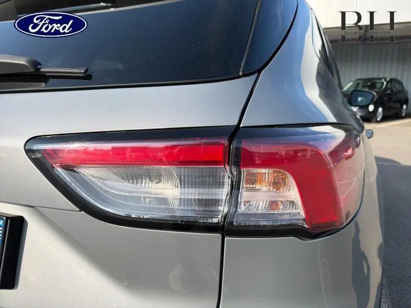 Gros plan sur le feu arrière droit du Ford Kuga gris Solar métallisé, soulignant les lignes modernes du modèle 2020.