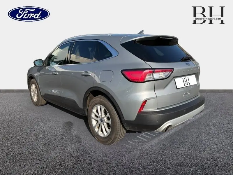 Vue 3/4 arrière droite d'un Ford Kuga gris Solar métallisé avec feux arrière LED et jantes alu.