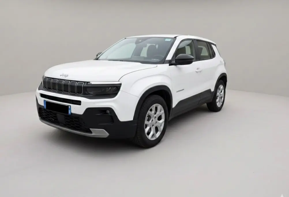 Jeep Avenger blanc en vue 3/4 avant droit, avec calandre noire et jantes alliage 17 pouces visibles.
