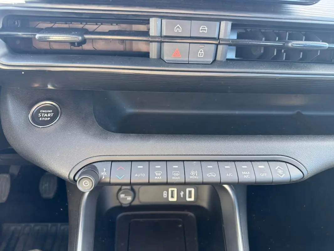 Détail de la console centrale du Jeep Avenger 2025, montrant les commandes de climatisation et le bouton start/stop.
